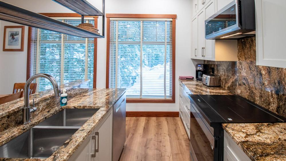 Snow Creek Lodge By Fernie Lodging Co Exterior foto